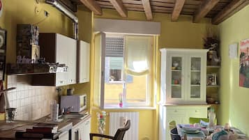 Frigorífico, microondas, placa de cocina y cafetera o tetera