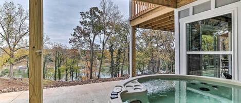 Outdoor spa tub