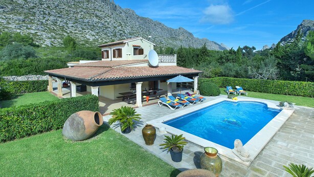 A villa with a swimming pool, outdoor seating, and a mountainous backdrop. - Bacana, Finca 5StarsHome Mallorca (Puerto Pollensa)