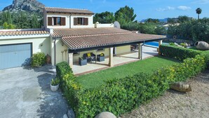 A two-story house with a covered patio, a swimming pool, and a mountain view. - Bacana, Finca 5StarsHome Mallorca (Puerto Pollensa)