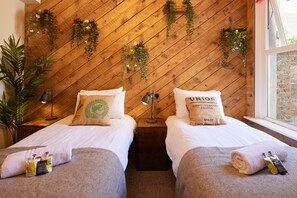 2 bedrooms, blackout curtains, iron/ironing board, free WiFi - Boho Chic Apartment  Hove (Hove)