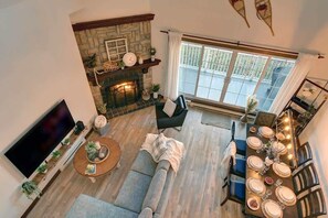 Téléviseur, foyer, livres