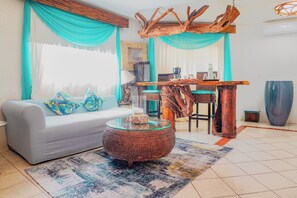 Comfort studio suite | Woonruimte | Een 50-inch smart-tv met kabelzenders