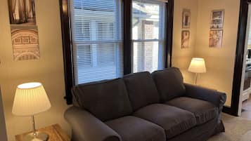 Una televisión, una chimenea, una oficina