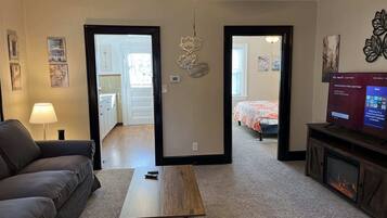 Una televisión, una chimenea, una oficina