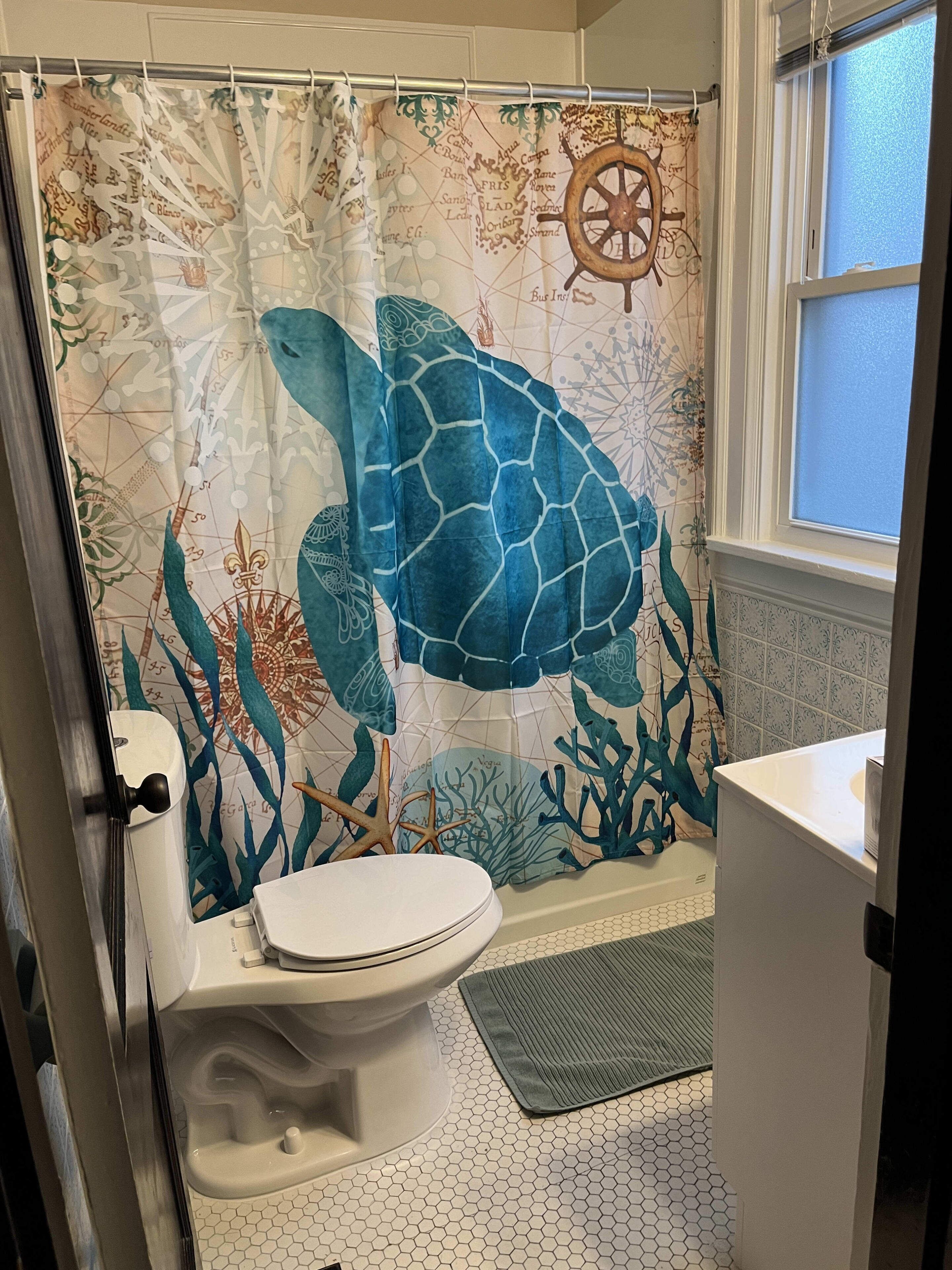 Tina, secadora de cabello, toallas 