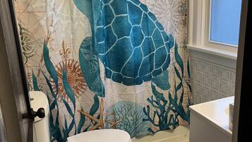 Tina, secadora de cabello, toallas