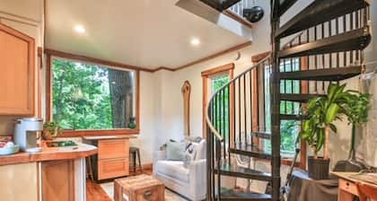 Romantic Treehouse Stay in the Sky