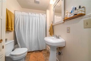 Combined shower/tub