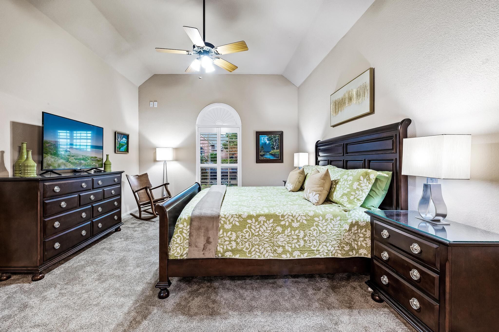 5 多间卧室、办公桌、熨斗/熨衣板、旅行婴儿床