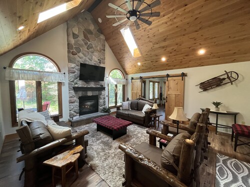 Willy T's Crystal Mountain Ski & Golf Cottage