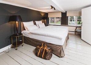 5 sovrum, skrivbord, strykjärn/strykbräda och resesäng