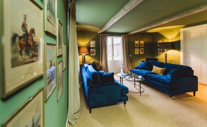 Tv, eldstad, ett bordtennisbord och en stereo