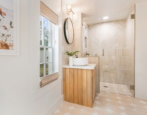 Een douche, een haardroger, handdoeken
