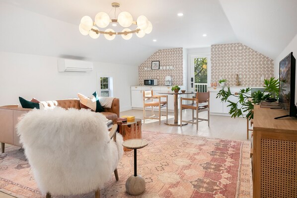 TV - Bubbly: Prosecco | Chic 1/1 Suite | Golden Blocks, Walking Distance to Main | King Bed | Mini-Bar (Fredericksburg)