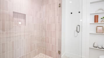 Een douche, een haardroger, handdoeken