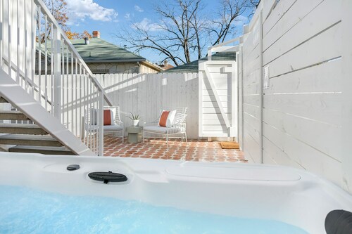 Bubbly: Prosecco | Chic 1/1 Suite | Golden Blocks, Walking Distance to Main | King Bed | Mini-Bar