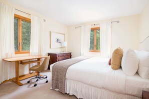 6 bedrooms, desk, iron/ironing board, travel crib
