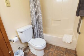 Bañera, secador de pelo y toallas