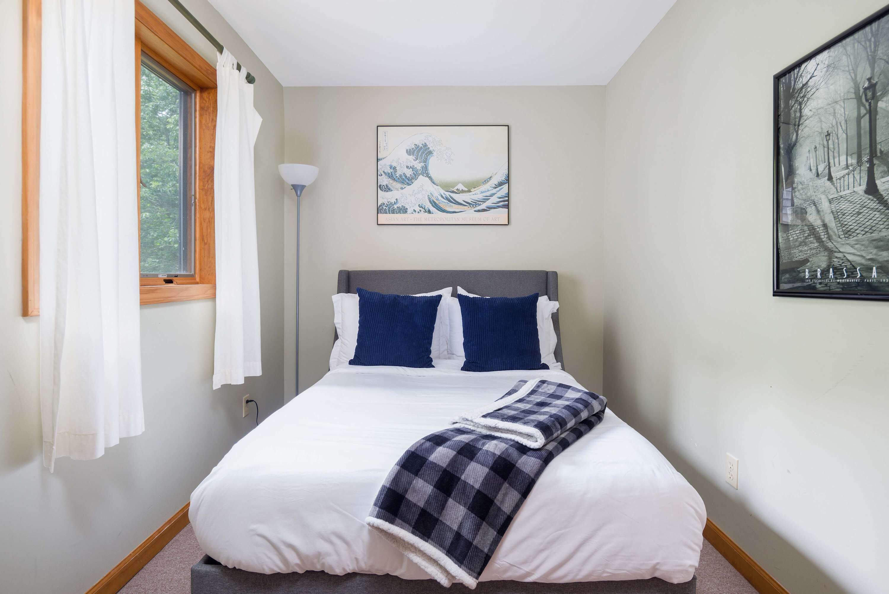 6 bedrooms, desk, iron/ironing board, travel cot