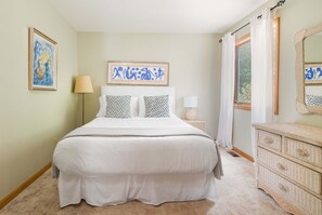 6 chambres, bureau, fer et planche à repasser, lit de bébé portatif