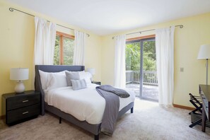 6 bedrooms, desk, iron/ironing board, travel cot