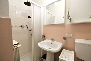 Apartamento City | Baño | Ducha, cabezal de ducha tipo lluvia, secador de pelo y toallas