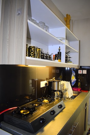 Kühlschrank, Mikrowelle, Wasserkocher mit Kaffee-/Teezubehör