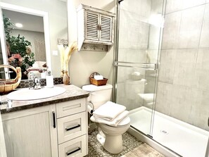 Baignoire, séchoir à cheveux, serviettes fournies, savon