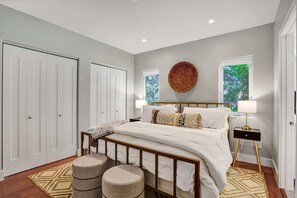 3 chambres, bureau, fer et planche à repasser, lit parapluie