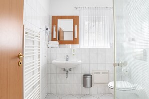 Douche, sèche-cheveux, serviettes fournies, savon