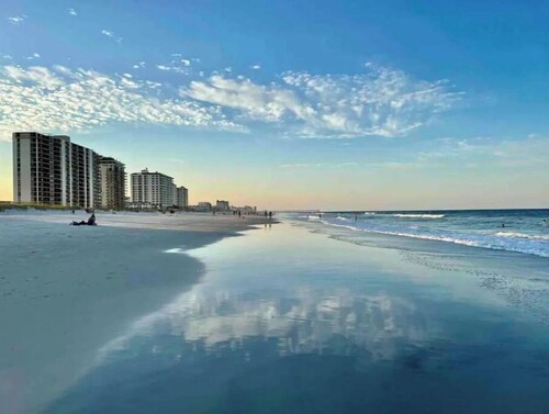 1bd/1bth beach home 1 min to beach/ pet friendlyC