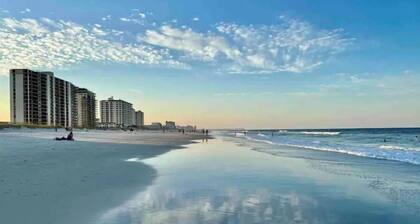 1bd/1bth beach home 1 min to beach/ pet friendlyC