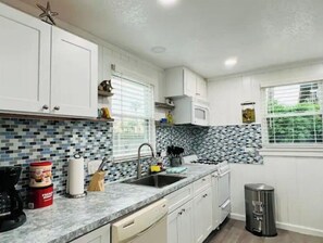 Private kitchen - Beach Home step out 1 min to beach/pets friendlyA (Jacksonville Beach)