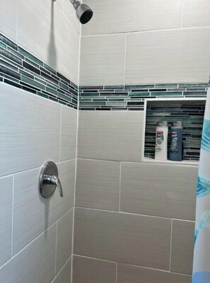 Dusche, Haartrockner, Handtücher, Seife