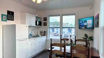 Refrigerador, microondas, cafetera/tetera, tetera/pava eléctrica