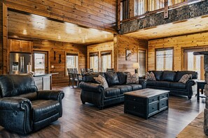 Smart TV, caminetto, tavolo da calcetto