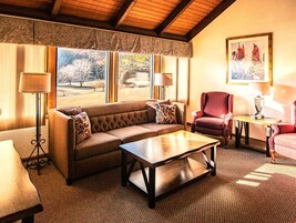 套房, 2 间卧室 | 起居区 | 平板电视、壁炉