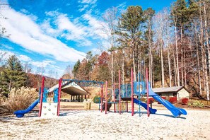 Children's play area - outdoor - Mountain Loft Resort (Lake Lure)