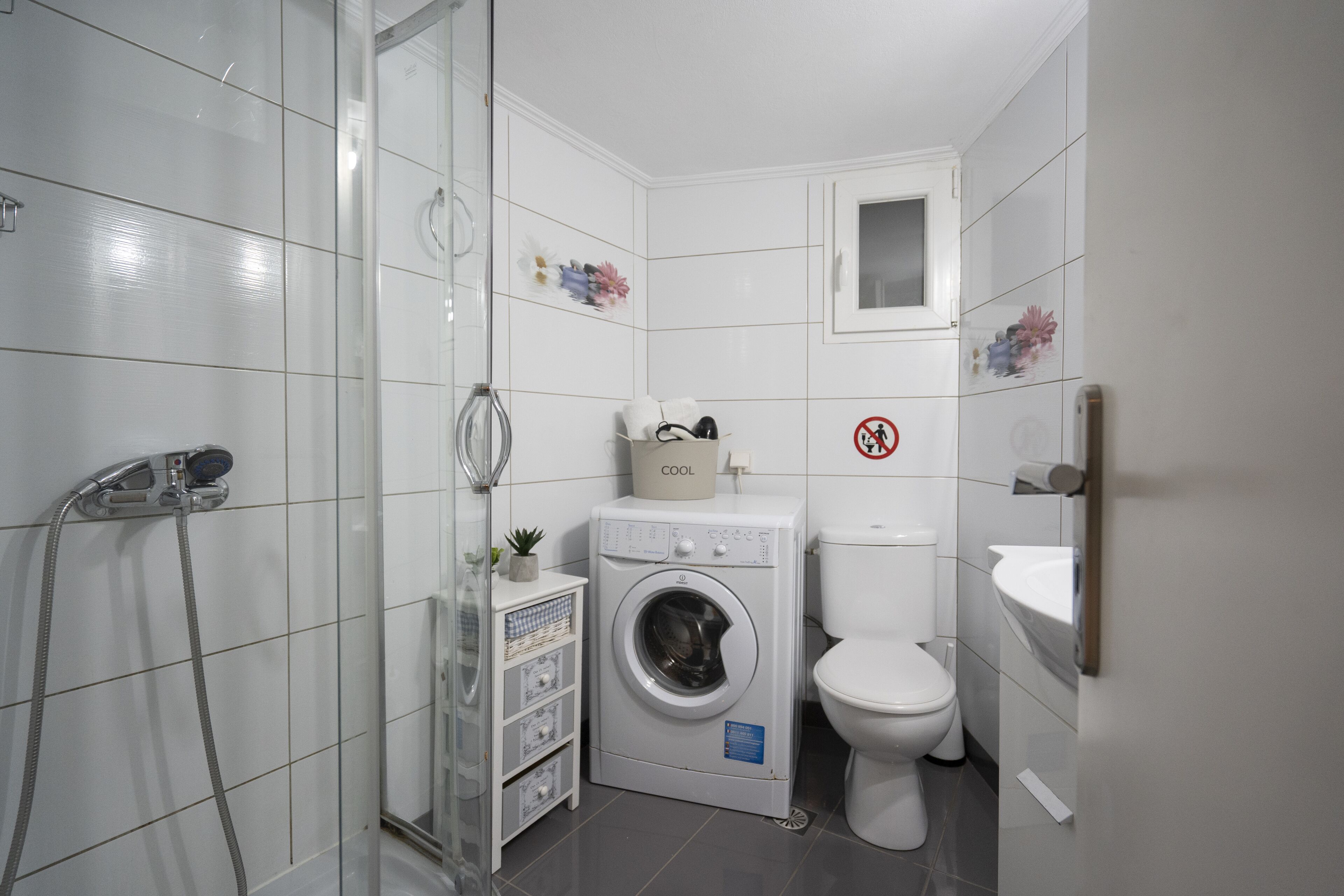 Apartamento família | Banheiro | Chuveiro, secador de cabelo, toalhas de banho 