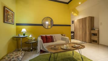 Apartamento família | Área de estar | Smart TV