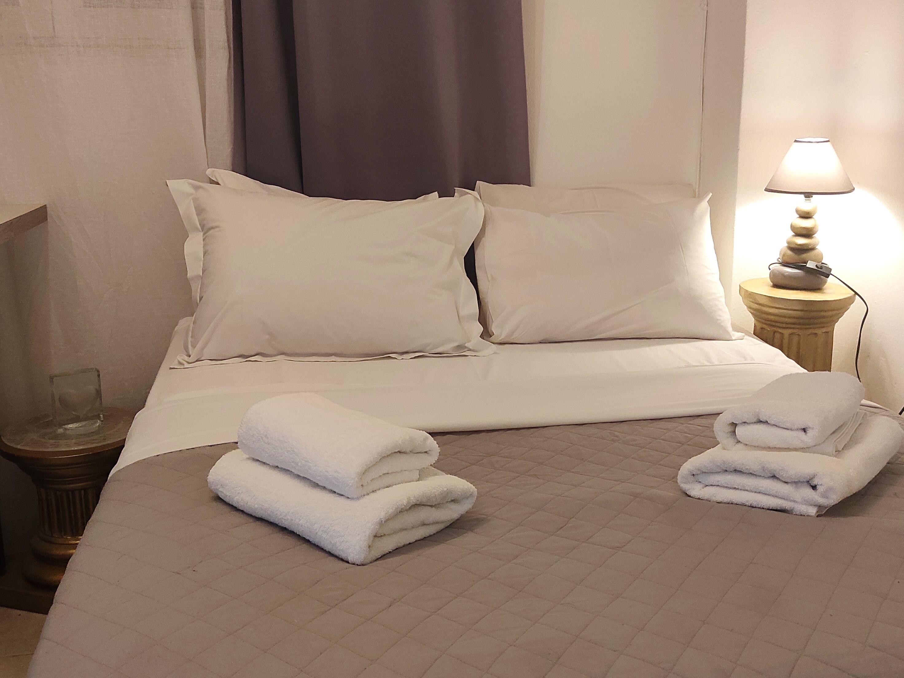 Suíte estúdio urbana | Roupas de cama antialérgicas, cofres nos quartos