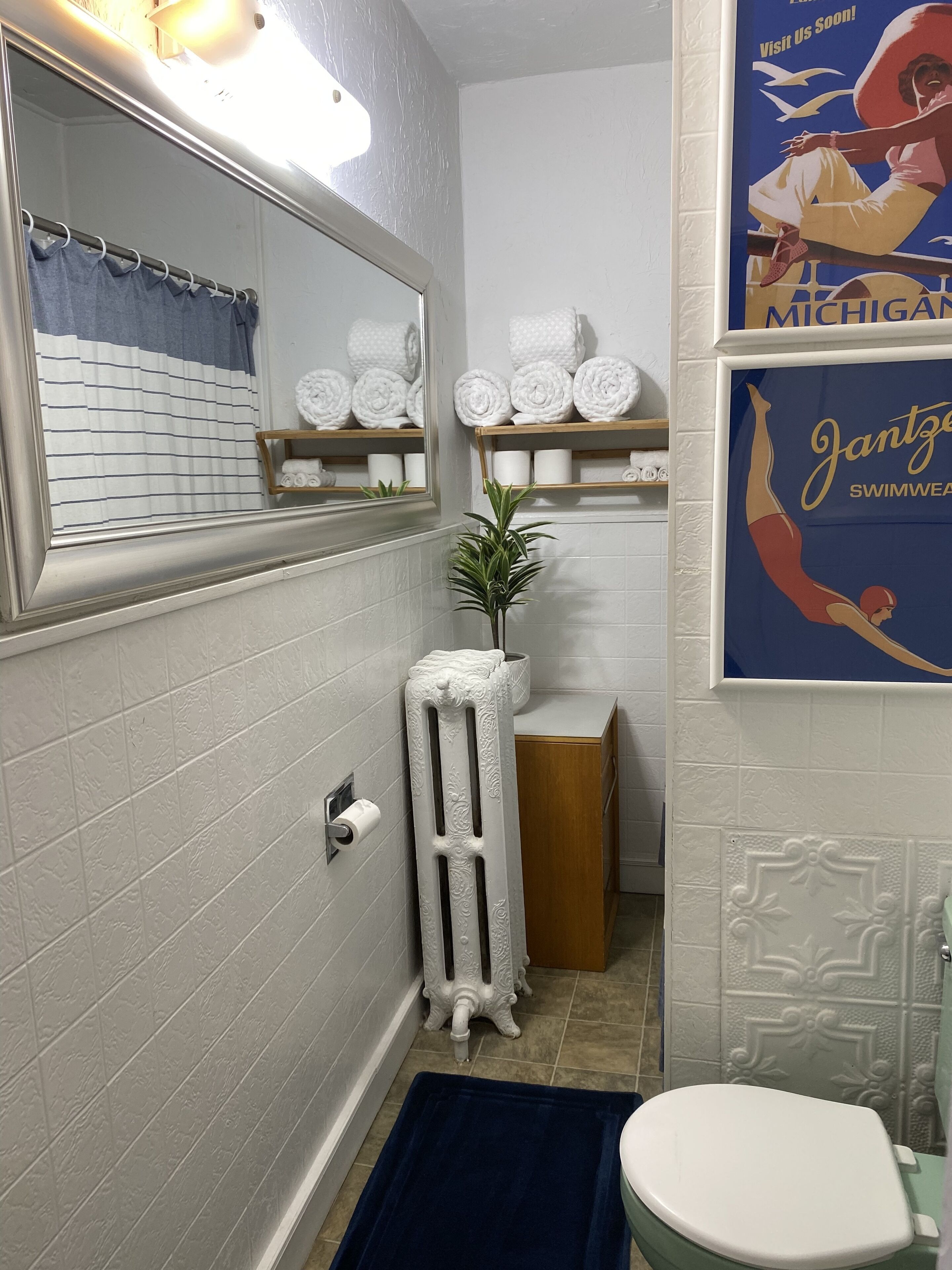 Een badkamer met toilet, wastafel, handdoekhouder en douche.