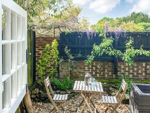 Outdoor dining - 1 bedroom accommodation in Fernhurst (Fernhurst)