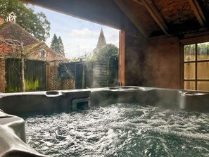 Outdoor spa tub - 1 bedroom accommodation in Fernhurst (Fernhurst)