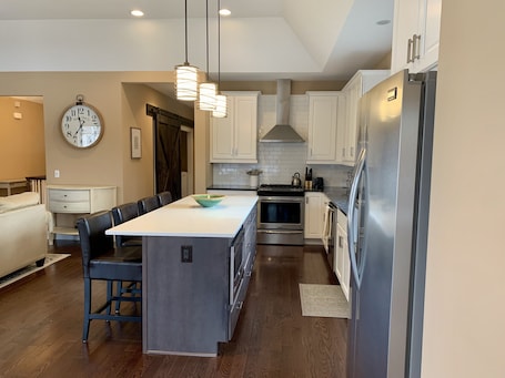 Fridge, microwave, oven, stovetop. 2 Blocks to Saratoga Race Track!