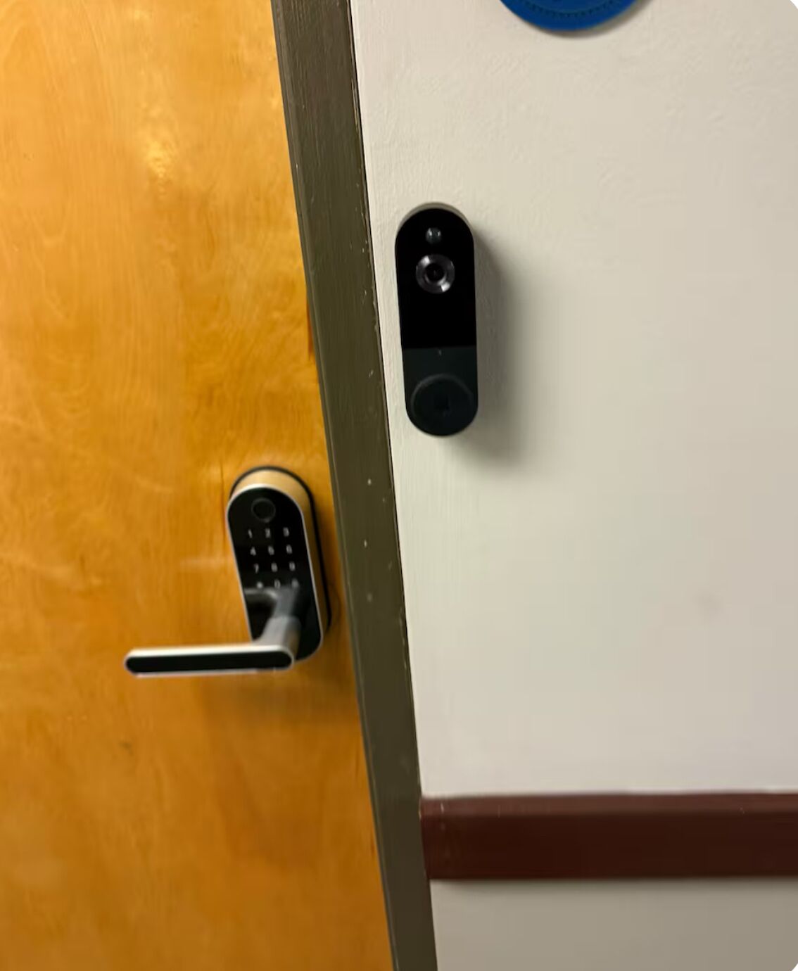 Una porta dotata di serratura elettronica e spioncino.