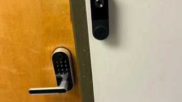 Una porta dotata di serratura elettronica e spioncino.