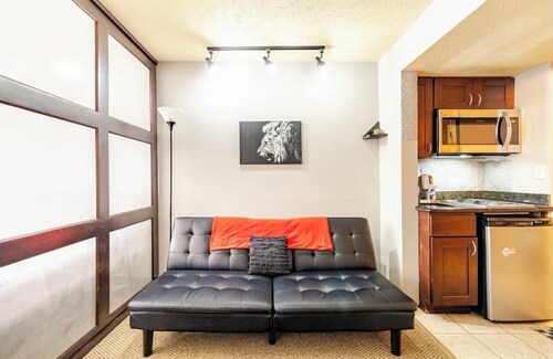 CAL KING BED, FREE PARKING PASS FOR 1 CAR, BY DOWNTOWN & CLINIC