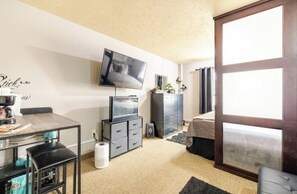 1 多间卧室、熨斗/熨衣板、WiFi、床单